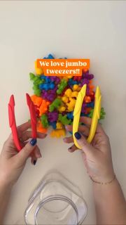 We love jumbo tweezers!! They work on so many skills, like…

💪🏻 hand strength
🤲🏻 bilateral coordination
🤔 motor planning
💡 attention and concentration
👀 visual perception
⏰ timing

Can you think of any others? 💭